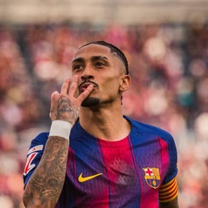 拉菲完成生涯第3帽，且为近50年第2位西甲对塞维戴帽巴萨球员